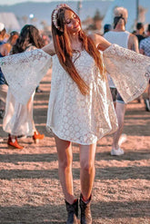 Vestido corto mini de encaje blanco con tirantes finos